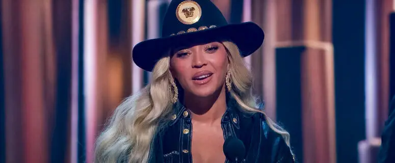 What significant change did Beyoncé introduce to her cover of Dolly Parton’s “Jolene”?